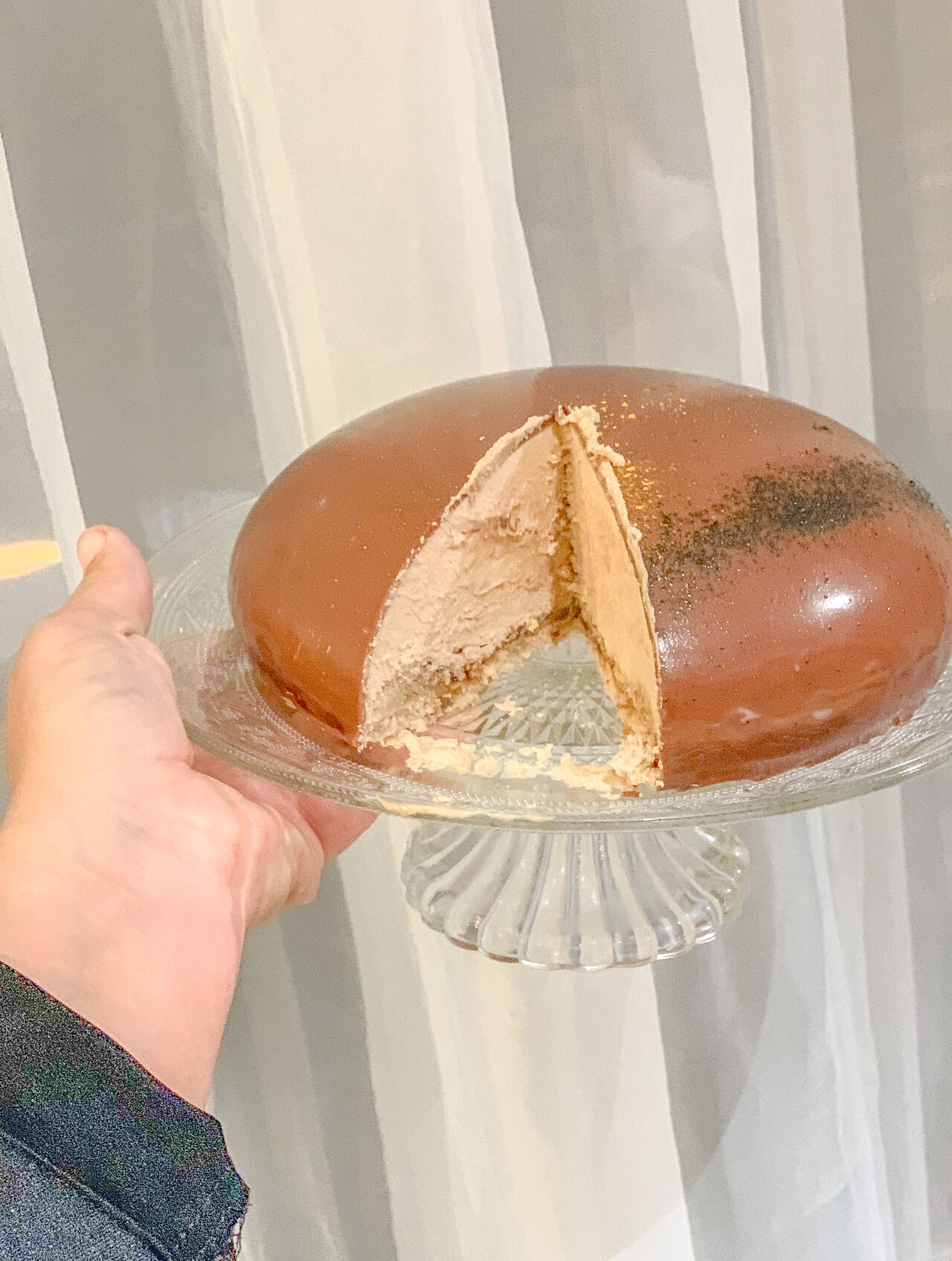 Entremets avec mousse praline , dacquois d'amandes couverts de croustillant aux noisette et glaçage de chocolat aux lait.