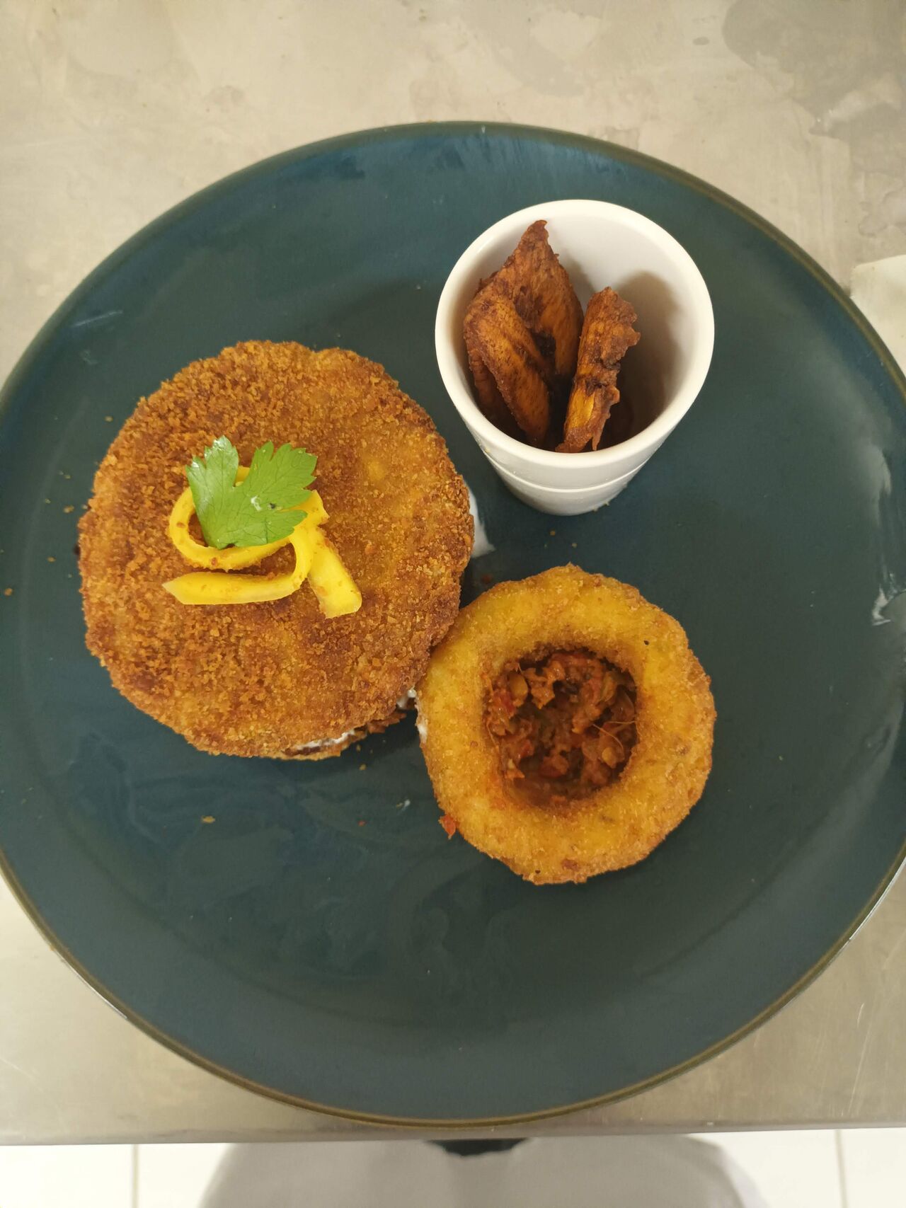 Burger de bananes plantain et pickles de mangue