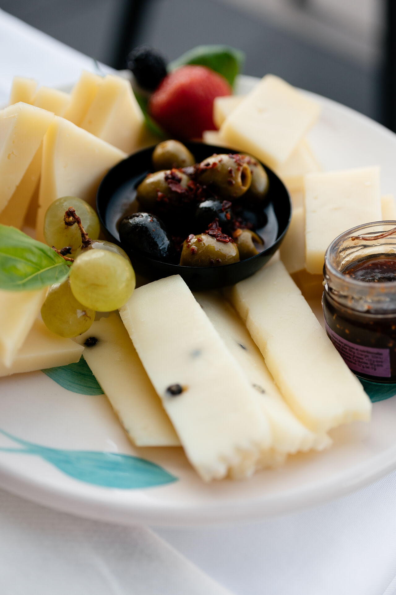 Assiette Apéro Fromages italiens. Pecorino au poivre, Tomme piémontaise, Fontina, Parmesan, Pecorino à la truffe. 