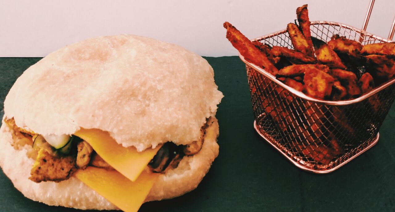 LE COLOMBO
blanc de poulet assaisonné à la poudre de colombo, poêlée de courgette et d'aubergine, cheddar et frites maison