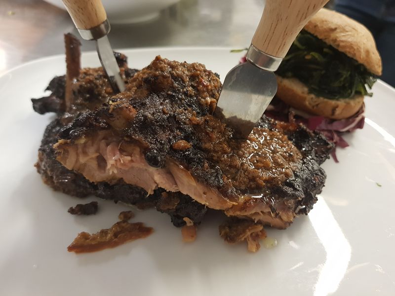 American Ribs marinate 24h e cotte 6h con burger alla cicoria