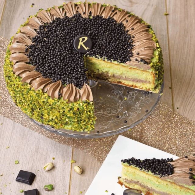 PISTACHOC
Dès 3,60€/p
Crème pistache, crème chocolat, génoise nature, billes croustillantes en chocolat et éclats de pistache.
