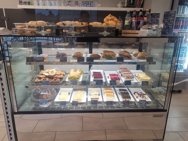 Verschiedene Snacks und Kuchen 