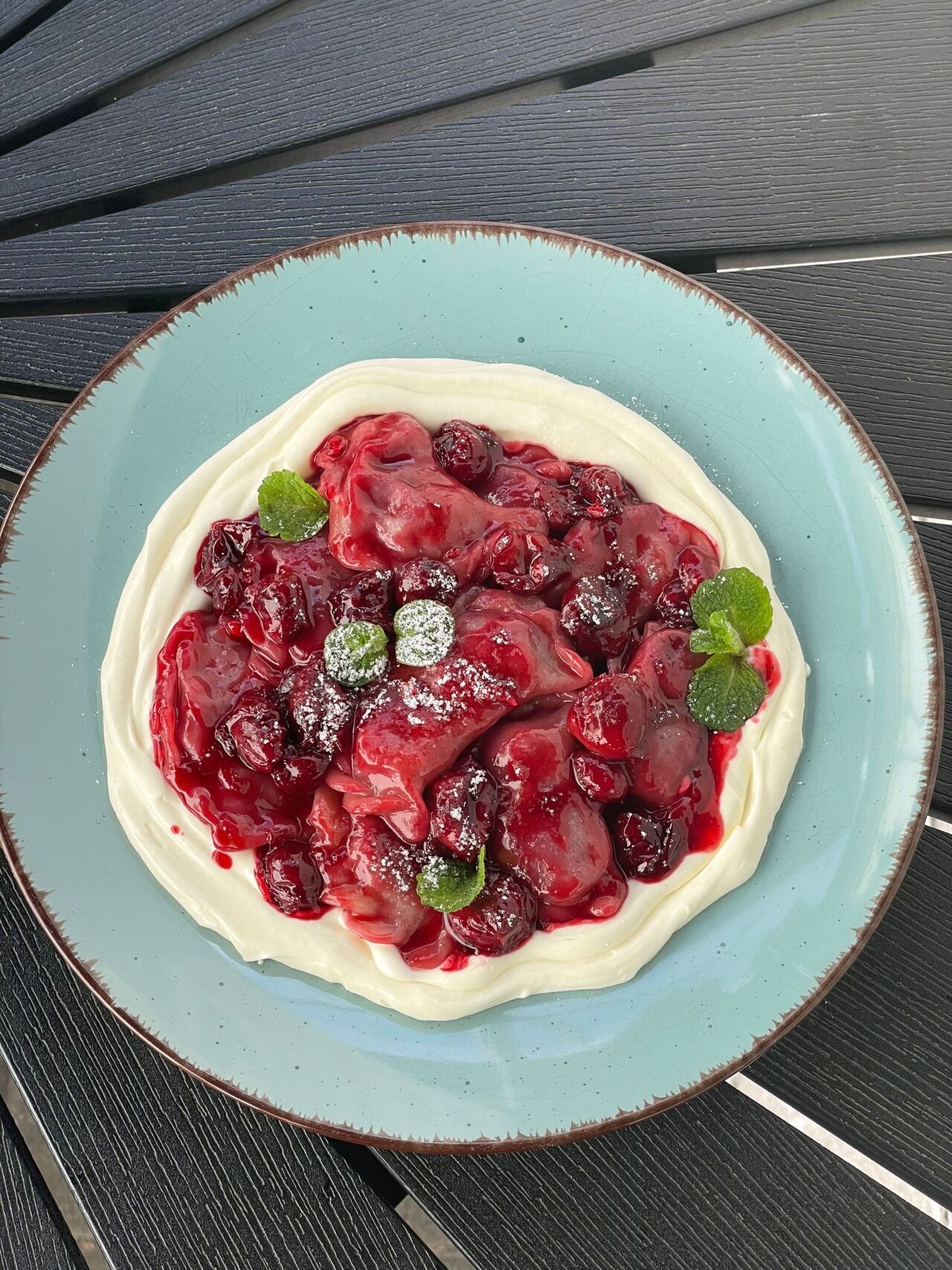 Varenyky s višněmi a karamelovou omáčkou 