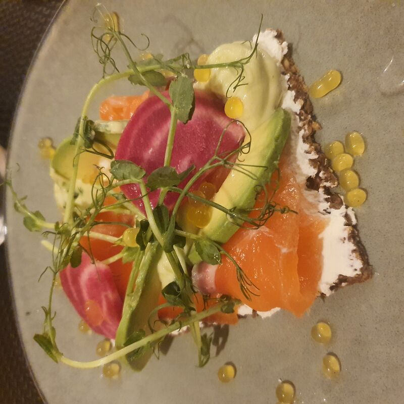 Nouvelle carte 2022.
Saumon gravlax maison et son craquant norvégien à la graine de courge.