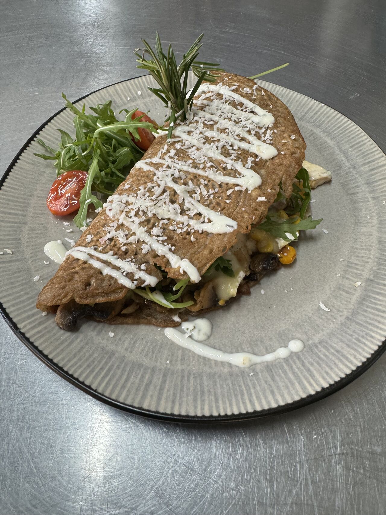 Zapiekany naleśnik z serem camembert