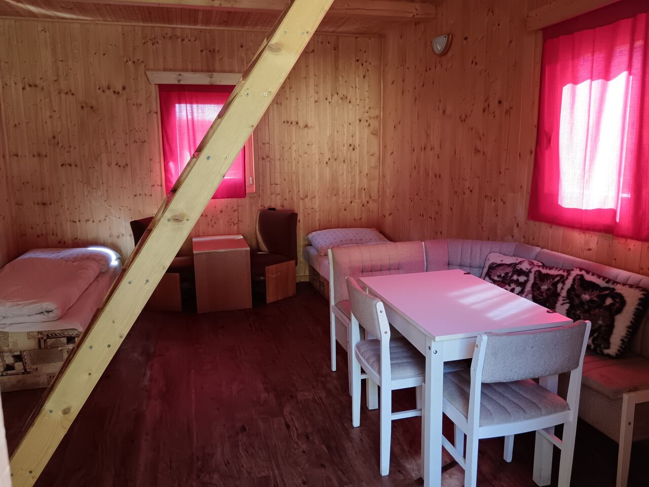 šestilůžková chatka