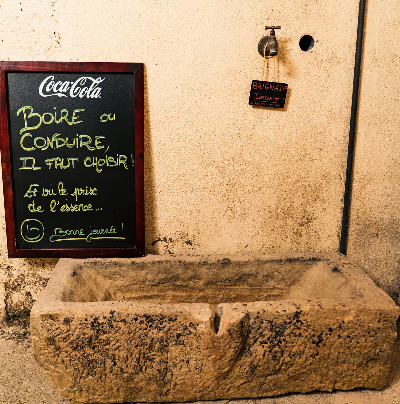 Notre bel abreuvoir en pierre, vedette de cette enseigne.