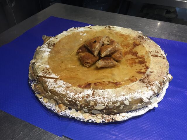 SUR COMMANDE, 8 à 12 personnes
PASTILLA: poulet amandes 60€
fruits de mer...