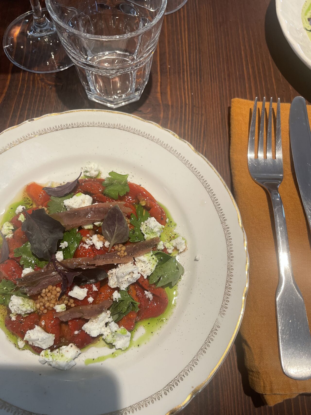 Poivrons marinés à l'ail, féta et anchois