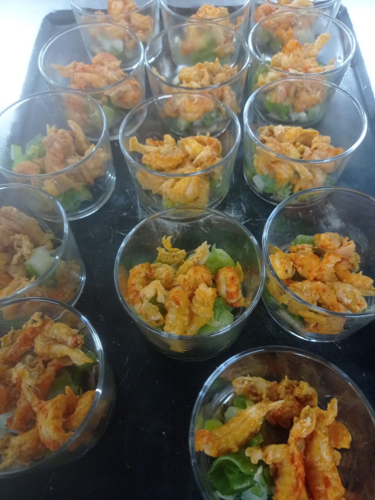 verrine queues d'écrevisses sur son lit de poireaux