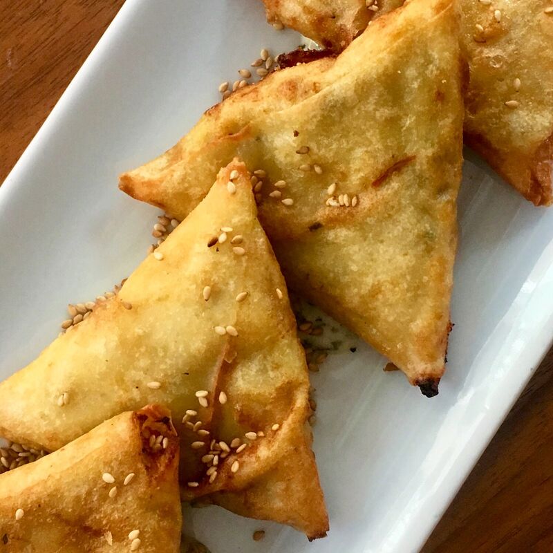 SAMOSAS CASERAS DE POLLO con salsa de yogurt, mostaza y hierbabuena