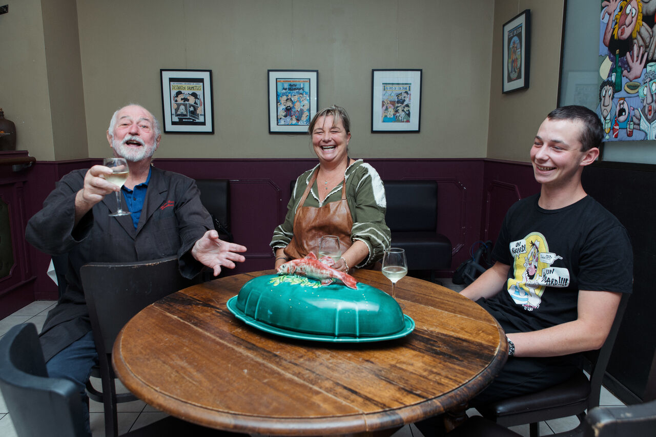 « Faire bonne chère », c’est savoir bien accueillir mais aussi bien manger. Les deux significations fonctionnent parfaitement pour cette institution du Vieux Port.