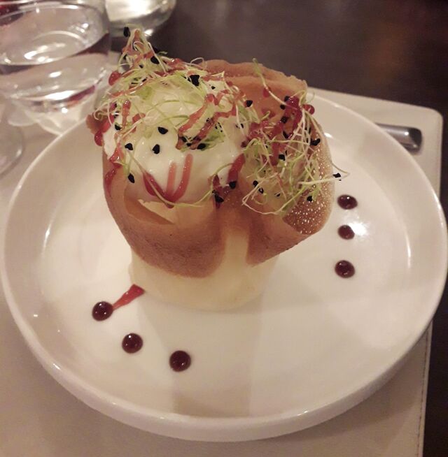 Panier de chèvre chaud et compotée de pomme au cidre