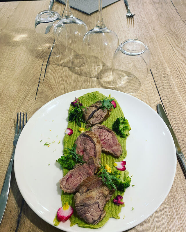 Le filet mignon de porc et sa déclinaison de chou, brocoli et sa sauce porto