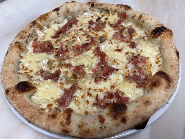 Crème fraîche, mozzarella, jambon sec, camembert, origan 13,90€