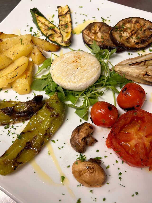 Mix di verdure grigliate con tomino