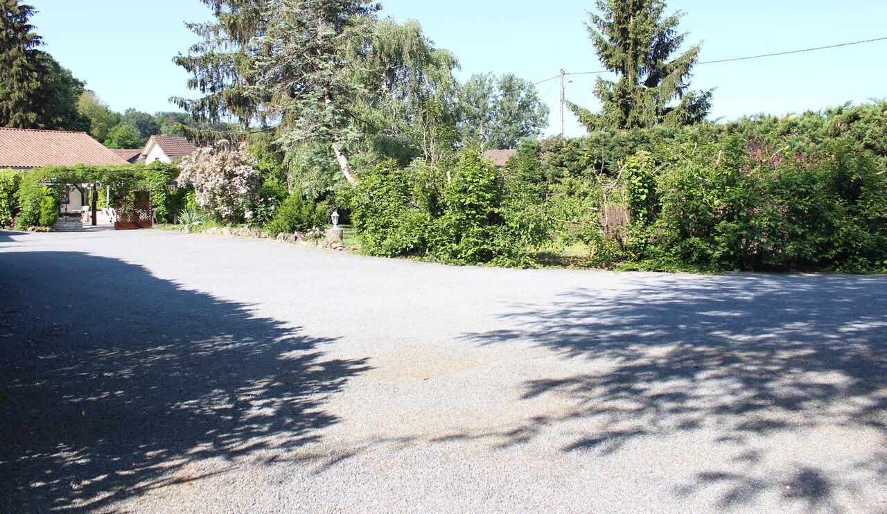 Profitez des 2 Parkings pour vous stationner....