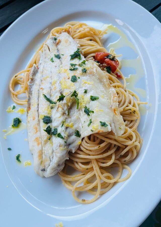 Spaghetti s mořským okounem a rajčaty 