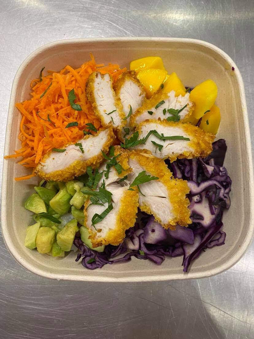 Poke Bowl Poulet Crispy:
Riz sushi vinaigré, poulet crispy, accompagnement de légumes divers, graines de sésame.