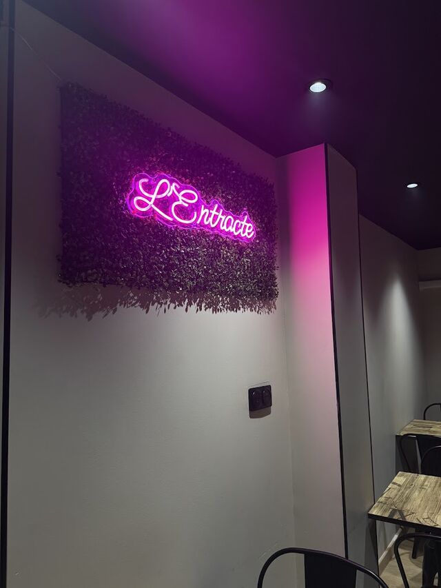 Le logo néon L’Entracte