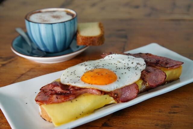 Tosta de bacon, queso y huevo