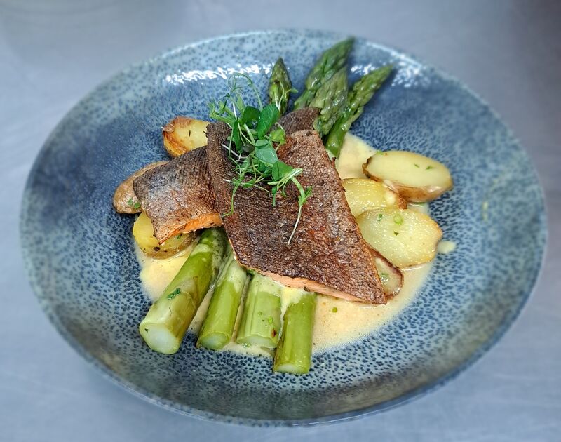 Gebratenes Lachsforellenfilet mit grünem Spargel, Zitronen-Buttersauce und Gourmeterdäpfel