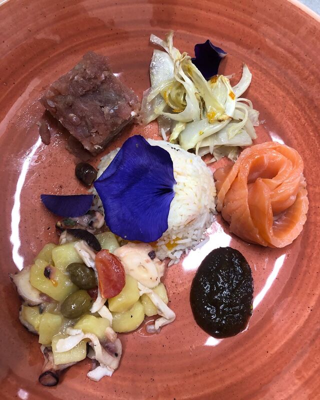 Bouquet di mare con rosa di salmone marinato, tartare di tonno, polpo alla gallega , riso basmati all’Arancia 