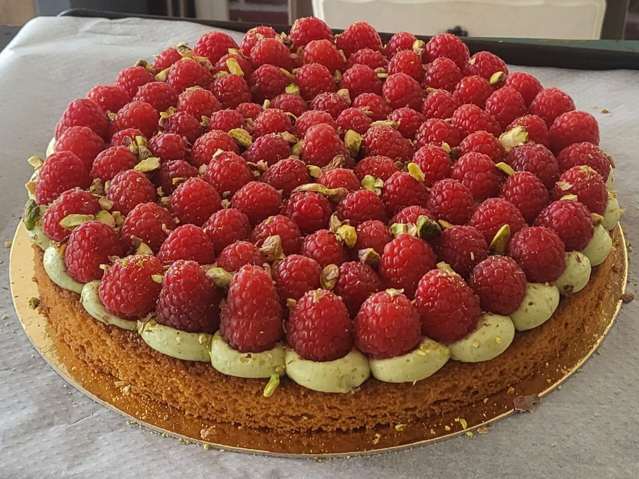 Tarte aux framboises - pistache (crème diplomate à la pistache et éclats de pistaches torréfiées)