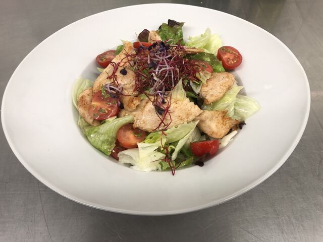 Impression aus der Küche - Salatteller mit Hähnchenbruststreifen