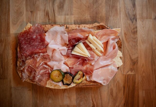 Vorspeisen Platte, Tagliere Italia. Verschiedene Wurstsorten und käse aus Italien, mit Carasau Brot aus Sardinien