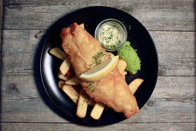 Traditional Fish & Chips with Mushy Peas and homemade Tartaresauce