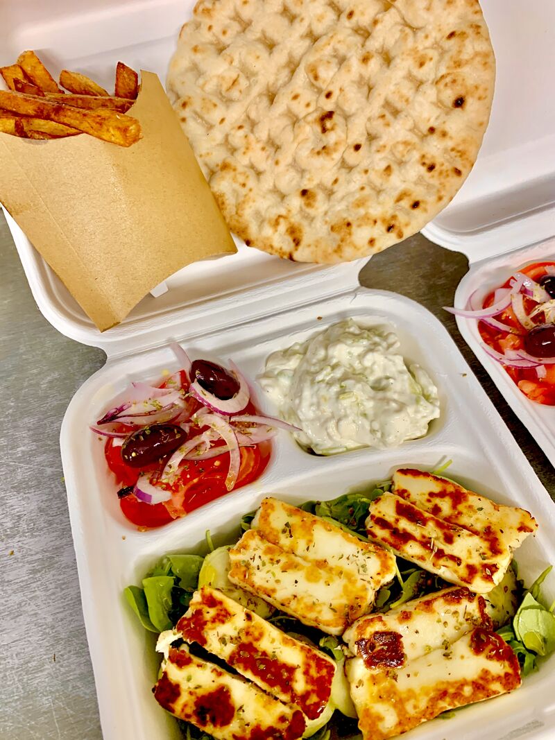 Assiette halloumi accompagnée d’une barquette de frites. 