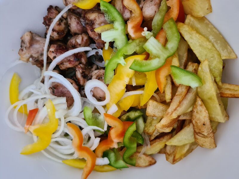  choukouya de poulet avec frites maison .