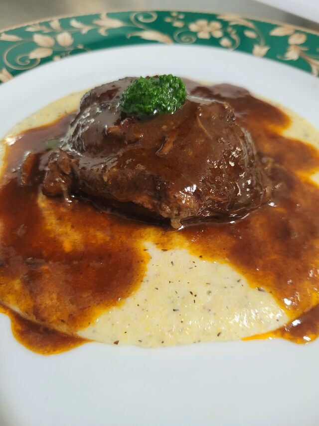 Guancia di maiale brasata al Novecento con polenta 