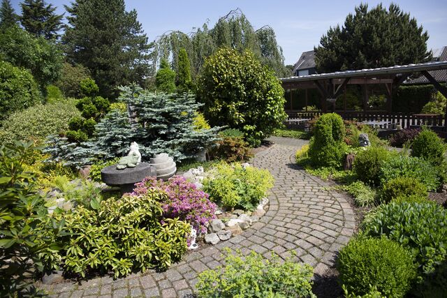 Die weitläufige Gartenanlage lädt auf ein paar Schritte nach einem genussvollen Mahl ein.