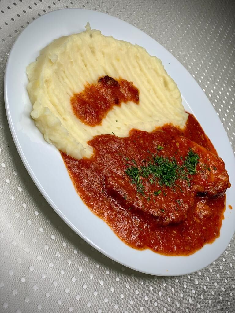 Cotlet de porc la tava in sos de legume cu piure