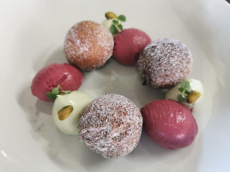 Beignets fromage blanc façon grand mère, ganache montée à la pistache et son sorbet pêche de vigne