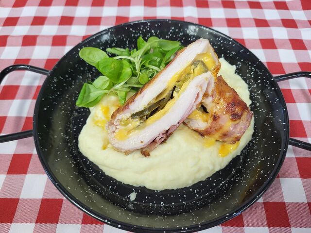 Baconbe göngyölt jalapanoval és cheddar sajttal töltött csirkemell, burgonyapüré
