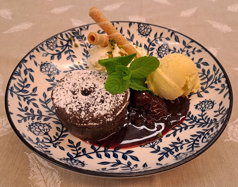 Schokoküchlein mit Beerenröster und Vanilleeis