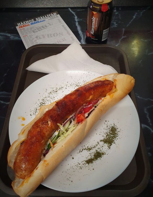 Hundog by Grill Service
Sült kolbásszal töltött bagett, friss zöldségekkel vagy savanyúsággal választható öntettel
