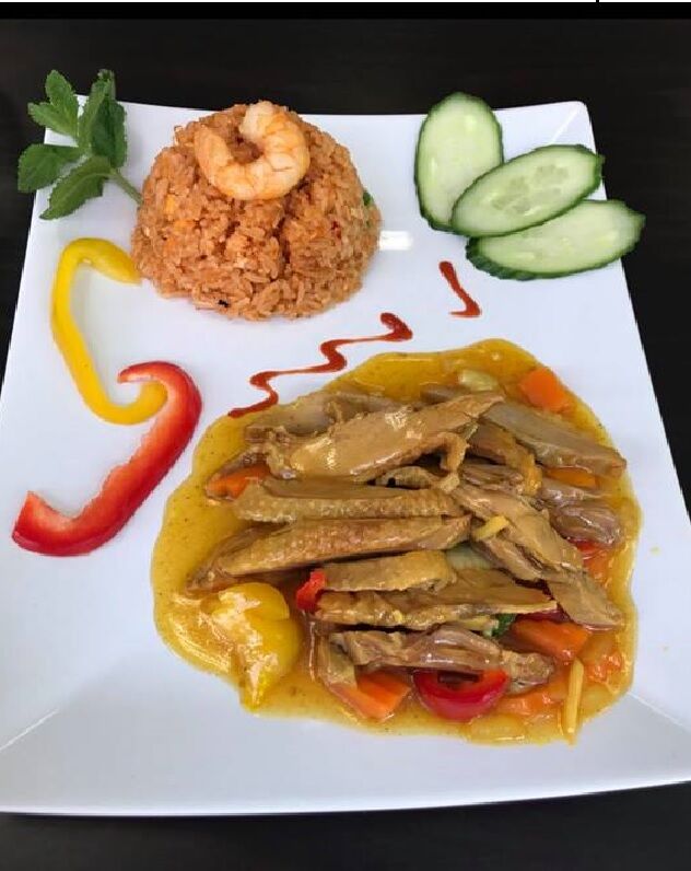 Assiette décorée avec riz Thaï en accompagnement du plat principal