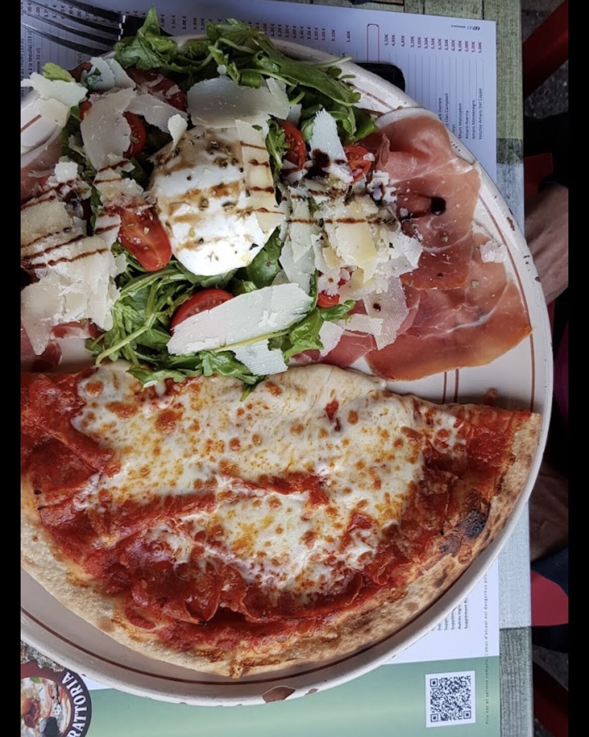 Notre demi pizza et demi salade 