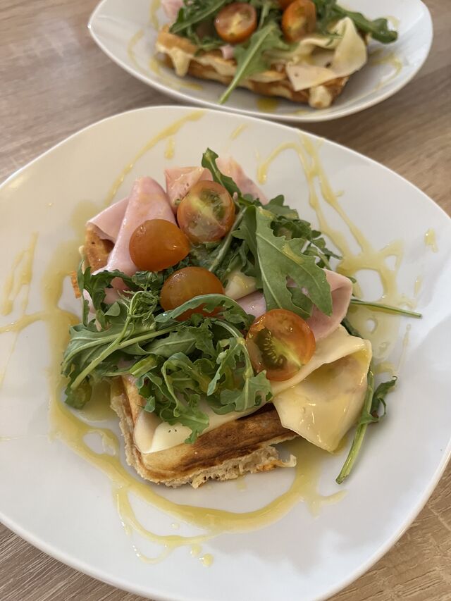 Se šunkou a sýrem s medovo-hořčičným dresinkem