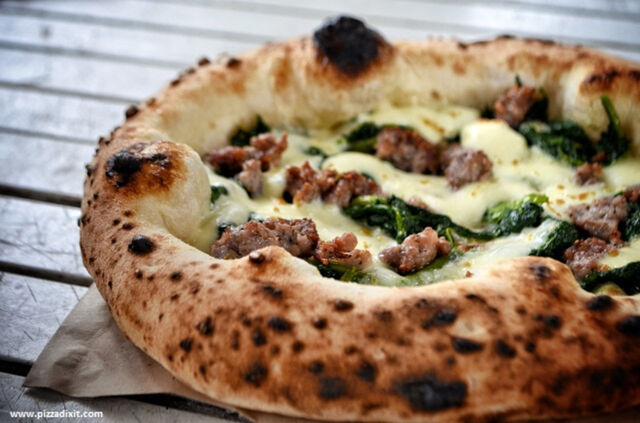 Carrettiera
base di fior di latte con salsiccia di maialino nero e friarielli napoletani e basilico