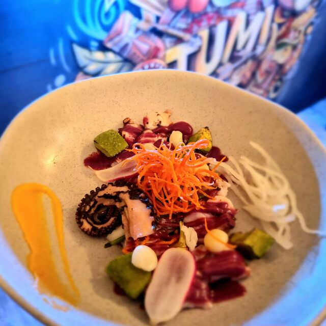 Poulpe à la Sauce d'olive du Pérou acc. de MaÏs Vapeur et Avocat.