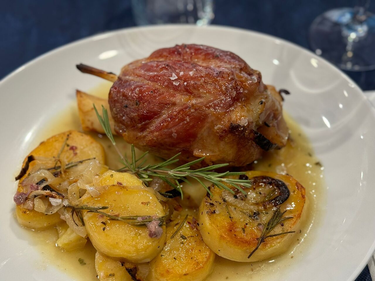 Codillo de cerdo ibérico con patata al romero