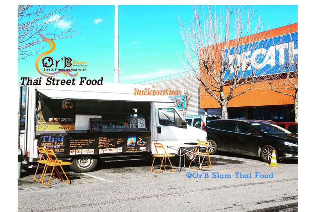 Devant Décathlon Herblay