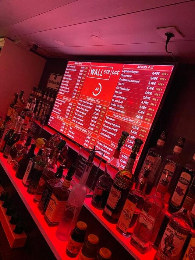 Lorsque le KRACH BOURSIER se déclenche... tout le bar clignote en rouge et l'alarme retentit !Ouvert dès 17:00 !