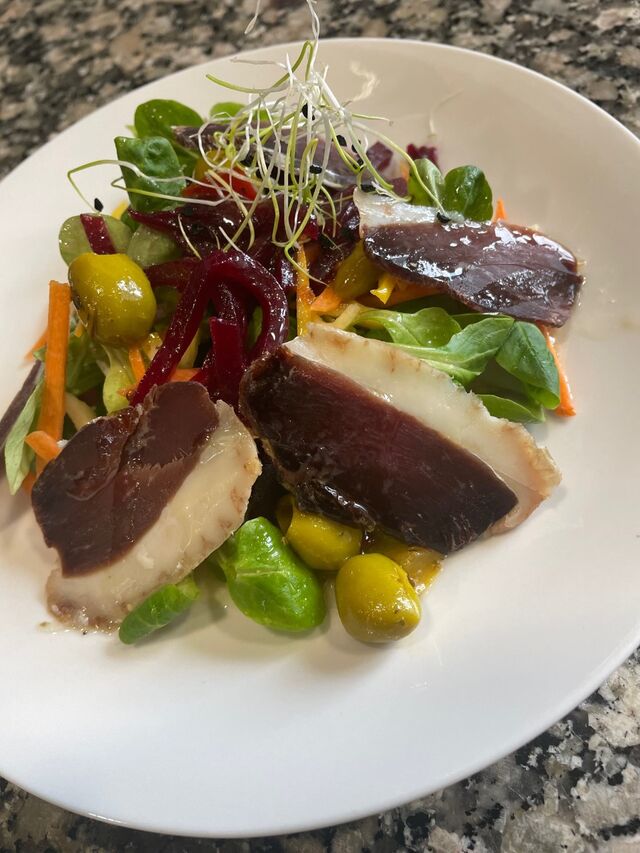 Salade gourmande au magret de canard fumé maison